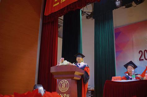 外国语学院隆重举行2019届毕业典礼暨学士学位授予仪式