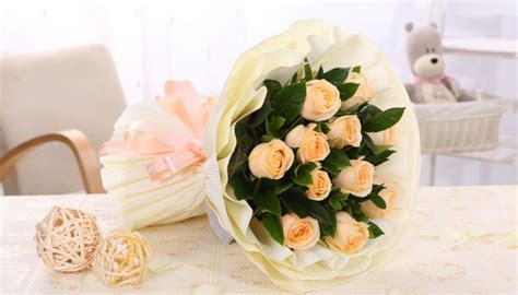 男生每天给女友送花，女友亲手制作花束回赠_凤凰网视频_凤凰网