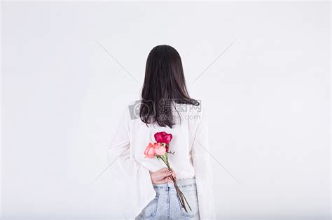拿着一朵大花的女孩高清图片下载-正版图片501479189-摄图网