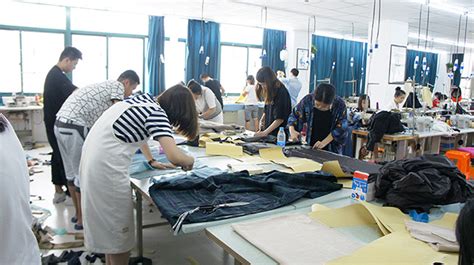 张家港中专校服装专业师生赴公司参观体验--江苏东渡纺织集团有限公司