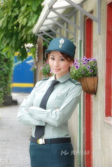 彩色背景的女警官高清图片下载-正版图片504273346-摄图网