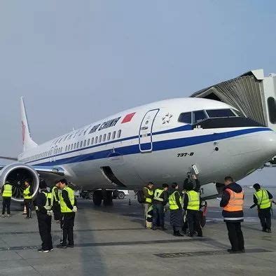 视频丨中国第一架737MAX8飞机亮相乌鲁木齐国际机场|乌鲁木齐|涡流|国际机场_新浪新闻