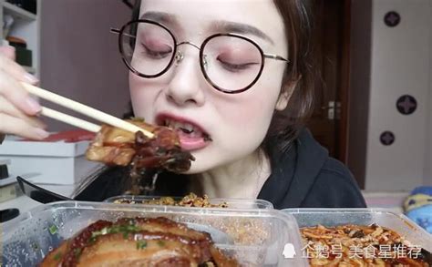 实拍上海萌妹子直播吃麻辣炒饭和梅菜扣肉，看着就流口水！