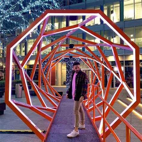 伦敦BBC白城的这组互动艺术展览活动策划装饰灵感来源于DNA螺旋结构 - 会展活动策划CCASY.COM