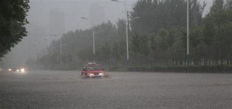 南京迎来大暴雨 个别路段出现积水_新华报业网