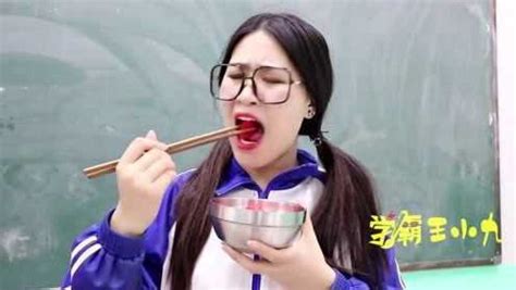 老师自制黑暗料理西红柿，没想到王小九直接吃一碗，太厉害了