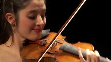 María Dueñas 小提琴演奏：维尼亚夫斯基:《为小提琴与钢琴所写的原创主题变奏曲》_新浪新闻