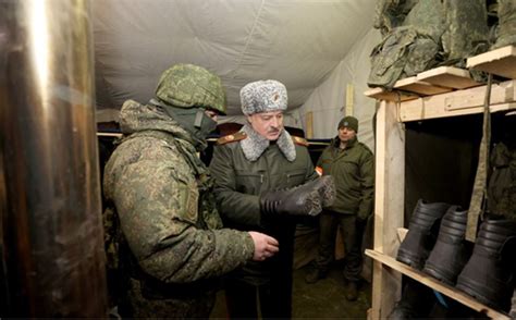 现场画面！卢卡申科视察俄白区域联合部队驻地，并会见俄军代表_手机新浪网