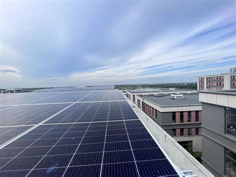 西北最大屋顶分布式光伏发电项目满负荷运行 预计年均发电量2000万度-李艳-陕西日报-太阳能发电网