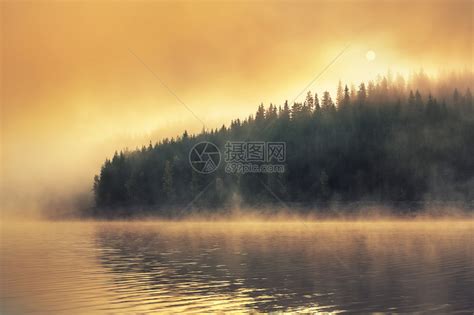 湖上的晨雾日出拍摄高清图片下载-正版图片507234003-摄图网