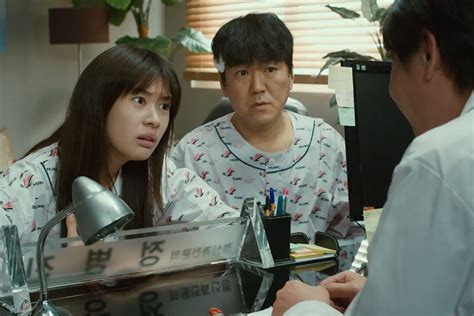 韩国电影真会玩，这部「父女互换身体」的喜剧会让你笑到停不下来|父亲|女儿|身体_新浪新闻