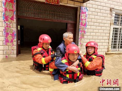 四川射洪一家八口被洪水围困 民警及时赶到解救_凤凰网