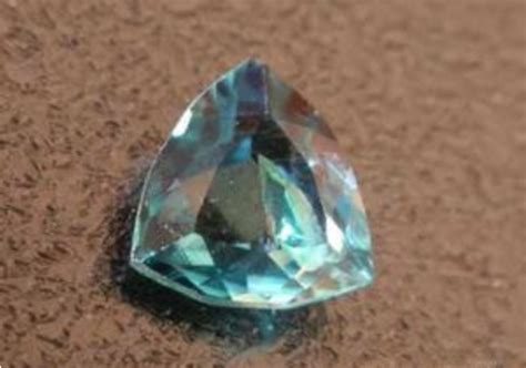 世界十大稀有宝石排行榜：红钻石居第五名，黑欧泊名列榜首_巴拉排行榜