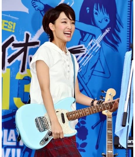 日本女星刚力彩芽首次公开弹吉他 热情引爆夏天--日本频道--人民网