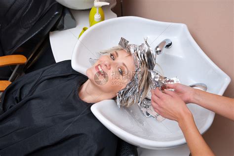 女人在理发师与高清图片下载-正版图片503389102-摄图网