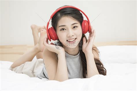 戴耳机听音乐的女孩高清图片下载-正版图片501026883-摄图网