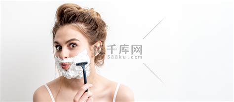 女人用剃刀刮脸高清摄影大图-千库网