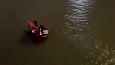 父母为救落水女儿，浙江温州一家三口不幸溺亡_凤凰网视频_凤凰网