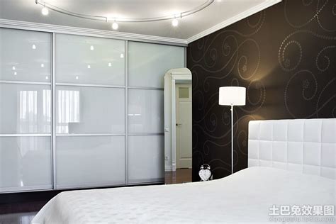 卧室里的时尚新宠——玻璃门衣柜,触手可及的高级感_房产资讯_房天下