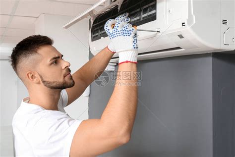 男技师在室内修空调高清图片下载-正版图片503873565-摄图网
