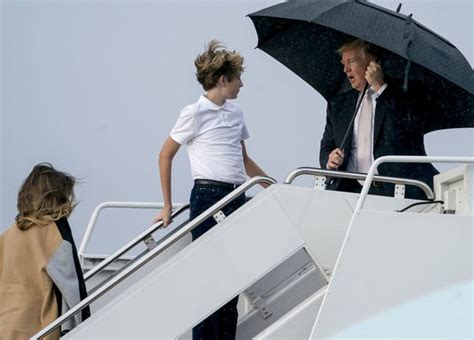 尴尬！美总统独自撑伞接受采访 留妻子在雨中挨淋