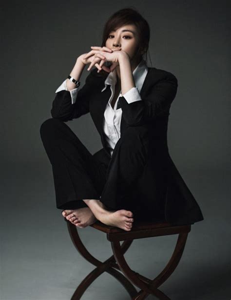 姜素拉拍时尚写真 演绎清新冷艳魅惑-名人图库-中国鞋网
