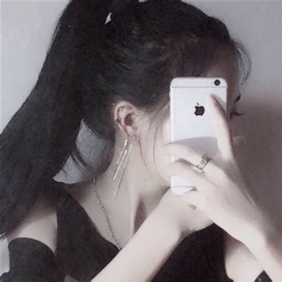 甜美女生头像拿苹果手机