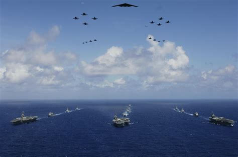 快讯！两艘美军军舰穿越台湾海峡_凤凰网