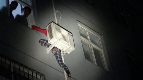奇葩男6楼翻窗到女邻居家:只是看看_一手Video-梨视频官网-Pear Video