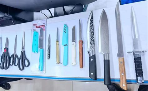 男子在北京西站安检时，被查出携带10把刀具、3把剪刀