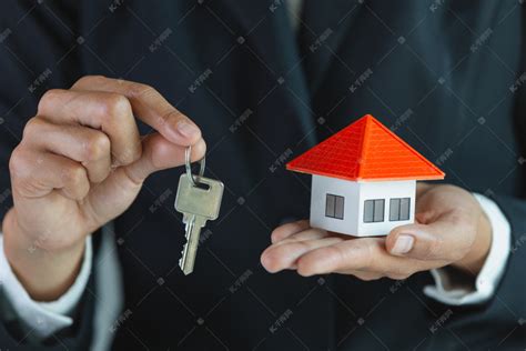 房地产经纪人与房子模型和钥匙特写图片下载 - 觅知网