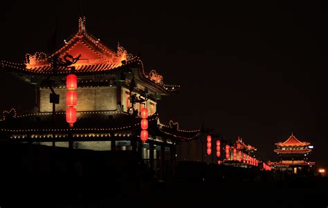 西安旅游晚上可以去走走的地方，西安夜景非常值得一看_城墙