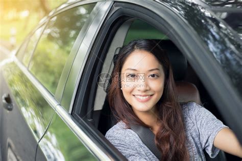 汽车美丽的亚洲女在路上驾车旅行时微笑和愉快地开车轮年轻的高清图片下载-正版图片307912329-摄图网