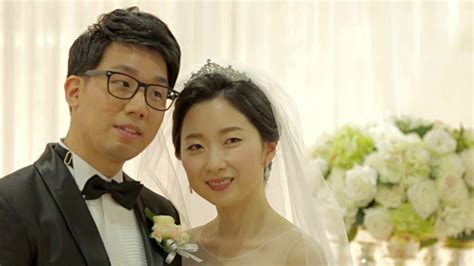 一对韩国新婚夫妇在某人面前微笑—高清视频下载、购买_视觉中国视频素材中心