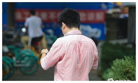 北京“桑拿天”闷热异常 街头行人汗流浃背__财经头条