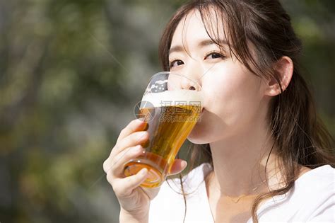 户外喝啤酒的女青年高清图片下载-正版图片502333215-摄图网