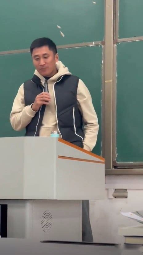 马老师，马宁在南京体育学院上课，讲授裁判基础知识与实践_PP视频体育频道