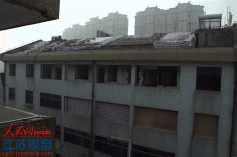 溧阳：楼房还住人 房顶却被掀掉 - 曝光台 - 中国网•东海资讯