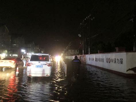 暴雨倾盆而下！广西桂林灌阳河流涨水 公路损坏-图片频道