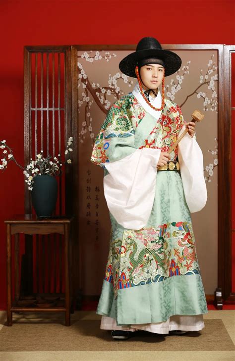 在韩国首尔Jeongdonggil散步的亚裔朝鲜妇女穿着传统服饰着汉博克H高清图片下载-正版图片503293658-摄图网