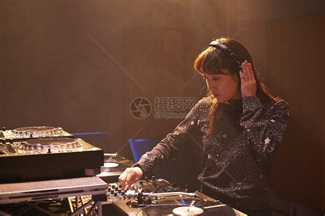 夜店美女打碟现场DJ舞曲《入戏太深》百听不厌_腾讯视频