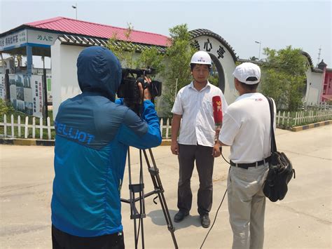 海口电视台著名节目《热带播报》记者到甲子镇海南双健牛大力基地进行深入采访