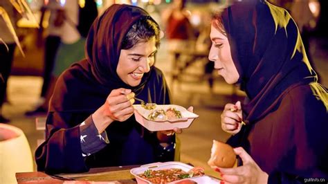 传统的土耳其阿达纳烤肉串配沙拉开胃菜拉基和萨尔加姆土耳其餐厅的土耳其美食餐桌这是土耳其餐厅的土高清图片下载-正版图片503696754-摄图网
