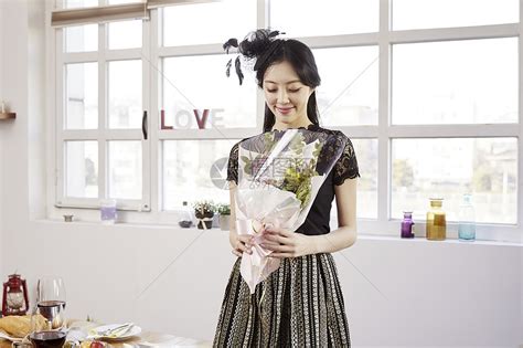 手拿花束温柔头像女生