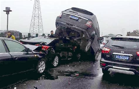 突发！哈尔滨一大货车连撞21车，车祸现场长达1.5公里……