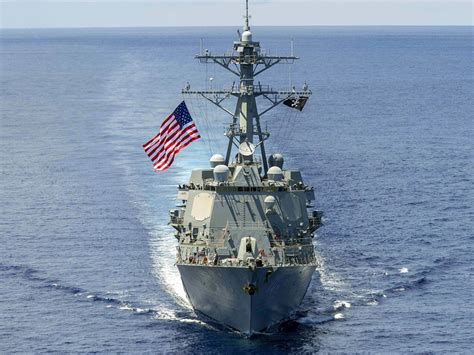 两艘美军驱逐舰通过台湾海峡，中国外交部发言人这样表态