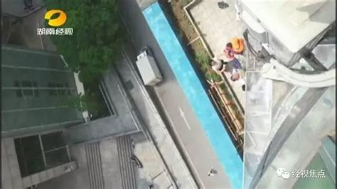 男孩从5楼阳台掉下瞬间 街坊拉棉被接住_手机凤凰网