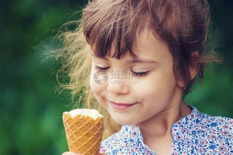孩子吃冰淇淋高清图片下载-正版图片507576571-摄图网