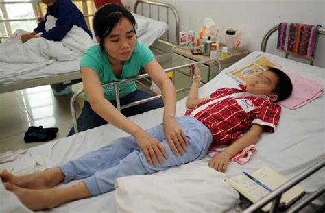 上海一幼儿园男教师被指踢伤4岁男童阴部 已被园方开除_手机新浪网