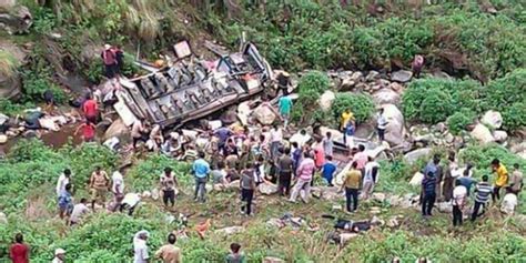 印度一大巴坠入200米深峡谷 致48死每人获赔2万_手机新浪网
